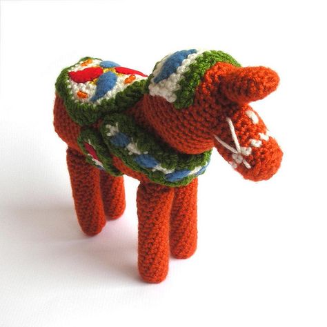 Explore sweees' photos on Flickr. sweees has uploaded 52 photos to Flickr. Swedish Horse, Horse Crochet, Swedish Christmas, Dala Horse, Art Lamp, Crochet Inspiration, Baby Crochet, Crochet Animals, Christmas Crochet