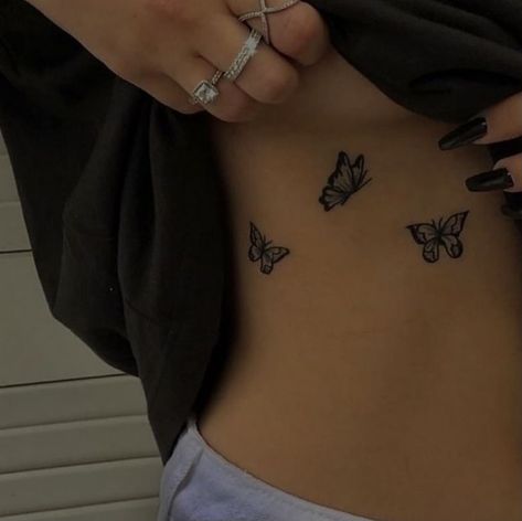 Butterfly Tattoo Underboob Tattoos, Small Chest Tattoos, Unique Tattoo Ideas, Bauch Tattoos, Underboob Tattoo, Spine Tattoos For Women, Chest Tattoos For Women, Pretty Tattoos For Women, Butterfly Tattoos