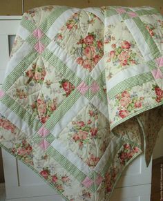 Snowflake Quilts, Shabby Chic Quilt Patterns, Happy Quilts, Teapot Lamp, Shabby Chic Quilts, Rag Quilt Patterns, Homemade Things, Panel Quilt Patterns, Big Block Quilts