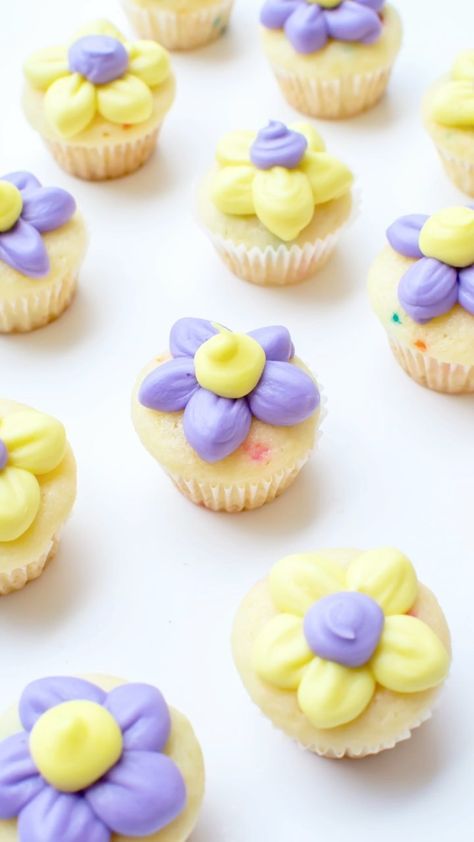 Cupcakes Easy Decoration, Bake Ideas, Daisy Cupcakes, Cupcake Shop, Cupcake Cake Designs, Cupcake Shops, Spring Cookies, Flower Cupcakes, Cupcake Cake