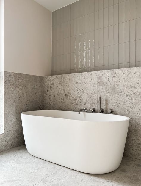 Bathroom Hamptons, White Freestanding Tub, Bathroom Tile Design Ideas, Gray Tiles, Best Bathroom Paint Colors, Japandi House, Guest Bathroom Design, Tile Design Ideas, Bathroom Paint