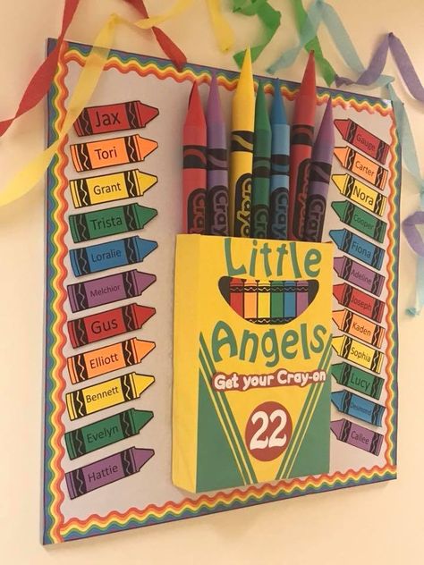 Crayon Welcome Bulletin Board, Pencil Bulletin Board Back To School, Crayons Bulletin Board Ideas, Kindergarten Classroom Names Ideas, Crayola Bulletin Board Ideas, Crayons Classroom Decoration, Crayon Classroom Door Ideas, Crayon Bulletin Board Preschool, Daycare Classroom Decor Themes