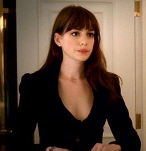 elizabeth <3’s Instagram photo: “still can’t believe that she gave up on job and future we would have killed her for …. #devilwearsprada #annehathaway #andysachs…” Anne Hathaway Bangs, Devil Wears Prada Style, Devil Wears Prada Outfits, Anne Hathaway Hair, Ombré Hair, Devil Wears Prada, Anne Hathaway, Hair Inspo Color, Dream Hair