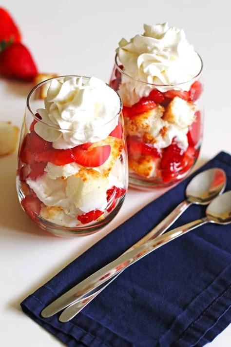 Trifle Cups, Strawberry Angel Food Cake, Angel Food Cake Desserts, Parfait Desserts, Strawberry Shortcake Recipes, Shortcake Recipe, Parfait Recipes, Easter Desserts, Homemade Cake