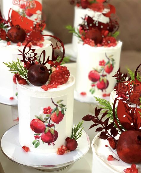 Yalda Cake Design, Pomegranate Theme, Yalda Cake, Yalda Design Idea, Yalda Design, Yalda Night, Holiday Desserts Christmas, Small Christmas Gifts, Creative Cake Decorating