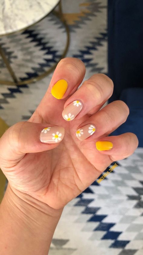 Nail Polish Ideas Flowers, Short Nail Daisy Design, Yellow Flowers On Nails, Manicure With Daisies, Nail Art With Yellow Polish, Yellow Daisy Nail Art, Yellow And Daisy Nails, Flower Nail Polish, Daisy Flower Nail Designs