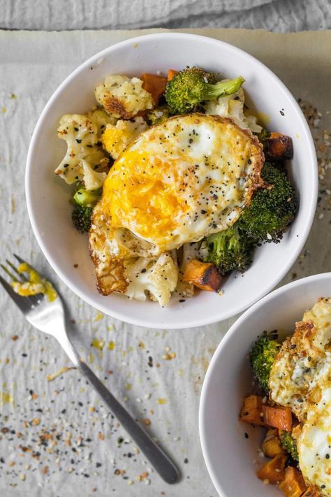 Roasted Veggie Bowl, Vegan Grill, Eggs Dinner, Everything Bagel Seasoning, Pasti Sani, Healthy Eggs, Veggie Dinner, Bagel Seasoning, Veggie Bowl