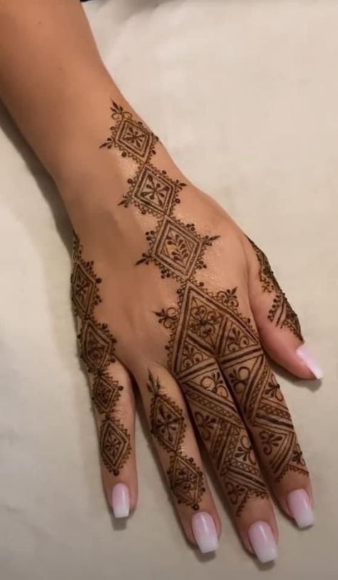 North African Henna, Mendhi Designs 2023, Square Henna Design, Henna Tattoo Designs Foot, Henna Main, Henna Eid, Henna Mehndi Designs, Fashion Outfits Winter, Moroccan Henna