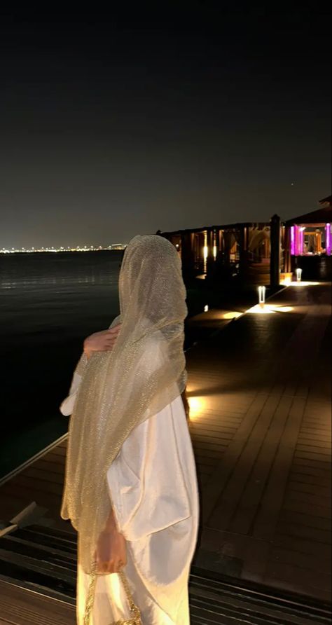 Dubai Vibes, Abaya Girl, Khaleeji Abaya, Birthday 21, Famous Lifestyle, Dubai Abaya, Muslim Outfits Casual, Snap Streak, Desi Fashion Casual