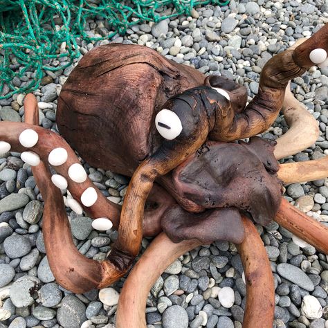 The Maori Octopus. Driftwood art gallery. Waiiti on Punakaiki...boutique accommodation/art gallery. Maori Octopus, Art Octopus, Driftwood Projects, Driftwood Art, Pebble Art, Octopus, Art Gallery, Recycling, Boutique