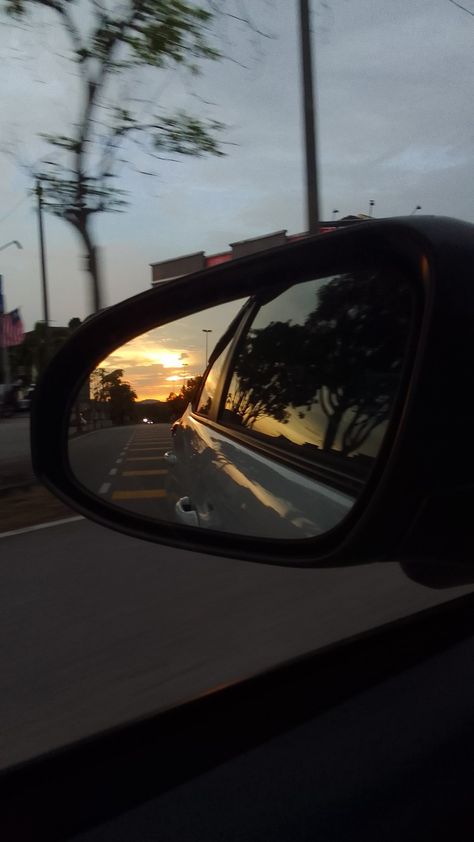 car rear view mirror sunset picture. Scenery of sunset road view Car Snap Evening, Evening Drive Aesthetic, Evening Drive, Sun Evening, Car Snap, 2023 Aesthetic, Snapchat Streak, Evening Sun, Aesthetic Pics