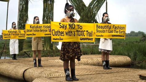 Greenpeace protestors in fashion outfits in Indonesia holding signs that say 'say no to clothes with a toxic trail' and 'beautiful fashion shouldn't cost the earth' United Nations Environment Programme, Gas Masks, Water Pollution, Fast Fashion Brands, K Fashion, Environmental Issues, Sustainable Brand, Grappling, Fashion Industry