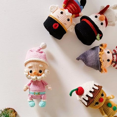 Amigurumi Mini Santa English Pattern by sihirlihalkaburcu on Etsy Crochet Krampus, Cutest Amigurumi, Amigurumi Santa, Table Gifts, Amigurumi Yarn, Crochet Christmas Ornaments Free, Kids Crochet Pattern, Newborn Crochet Patterns, Thread Needle