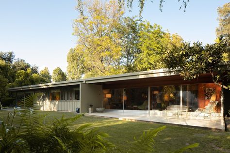 Photo 13 of 16 in Richard Neutra’s Impeccably Updated Wilkins House in Southern California Asks $6M - Dwell Elsa Hosk House, Richard Neutra House, Neutra House, Modernist Home, Case Study Houses, Richard Neutra, Modernist House, Modernist Architects, South Pasadena