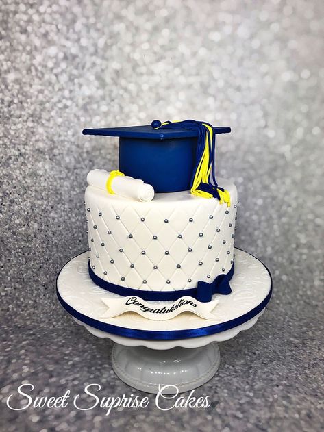 Cake Bolo Motocross, Graduation Cake Ideas, High School Graduation Cakes, College Graduation Cakes, Grad Cakes, Graduation Cake Designs, Graduation Party Cake, Grad Cake, Graduation Dinner