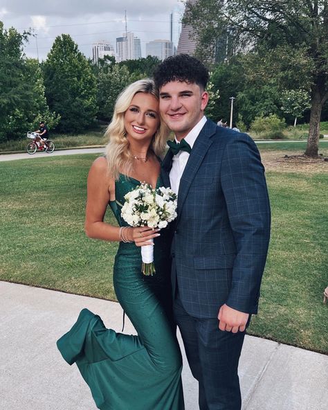 Flowers With Emerald Green Dress, Prom Flowers For Green Dress, Green Hoco Couple, Navy Prom Couple, Green Prom Couple Outfit, Dark Green Prom Couple, Emerald Green Prom Couple, Green Prom Dress Couple, Green Prom Couple