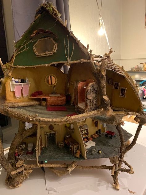 Fairy Doll House Diy, Fairy Dollhouse, Christmas Posts, Fairy House Crafts, Fairy House Diy, Fairy Furniture, Mini Doll House, Doll House Crafts, Fairy Garden Diy