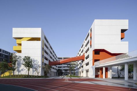 Dorm Exterior, Modern School Design, High School Exterior, Highschool Design, Vertical Housing, School Facade, School Exterior, High School Project, School Building Design