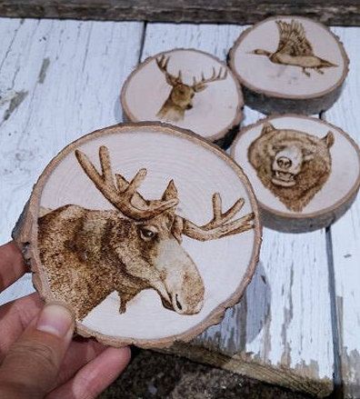 Pyrography Animals, Duck Wood Burning, Wood Burning Animals, Bear Wood Burning, Moose Deer, Wood Burn Spoons, Moose Decor, Wood Burn Designs, Wood Slice Art