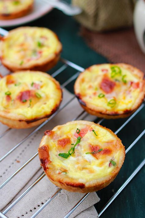 Mini Quiche – the BEST & easiest quiche you’ll ever make, in mini size. So creamy, rich, delicious with this fool-proof mini quiche recipe!!! | rasamalaysia.com Mini Quiche Recipes, Easy Quiche, Wedding Appetizers, Rasa Malaysia, Mini Quiches, Pies Maker, Mini Quiche, Crustless Quiche, Quiche Recipes