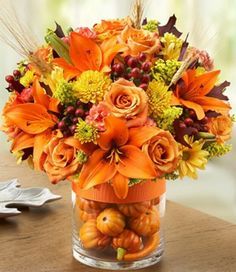 Resultado de imagen de arreglosflorales centro de mesa para accion de gracias Thanksgiving Centerpieces Table, Tafel Decor, Fall Flower Arrangements, Fall Floral Arrangements, Diy Arrangements, Table Setting Decor, Fall Arrangements, Fall Deco, Autumn Decorating