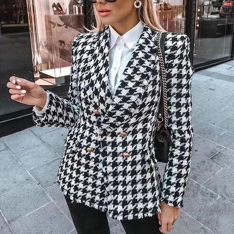 BEY AZURA on Instagram: “BLACK AND WHITE HOUNDSTOOTH BLAZER COAT WITH GOLD BUTTONS by Beyazura.com” Double Blazer, Outfit Mit Blazer, Giacca In Tweed, Outfit Blazer, Black And White Jacket, Houndstooth Jacket, Elegante Casual, Houndstooth Blazer, Plaid Coat