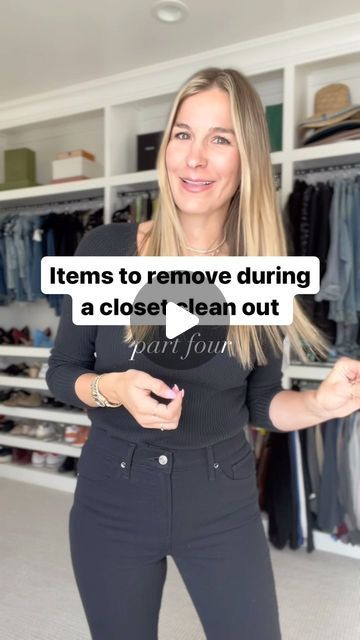 Capri pants have gotta go ✌🏼 Your mom wore them 15 years ago, and they do nothing to elongate your legs. Instead, try cropped pants ... | Instagram Ankle Pants Outfit, Declutter Closet, How To Lean Out, Cropped Flare Pants, Organization Inspiration, Do Nothing, Wardrobe Stylist, Cropped Flares, Ankle Bones