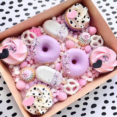 Assorted Treat Box Ideas, Sweet Boxes Ideas Gifts, Cupcake Treat Boxes, Cupcake Treat Box Ideas, Cupcake In A Box Gift Packaging Ideas, Birthday Treat Box Target, Bento Cake Box With Cupcakes, Treat Boxes Ideas Sweets, Treat Gift Boxes