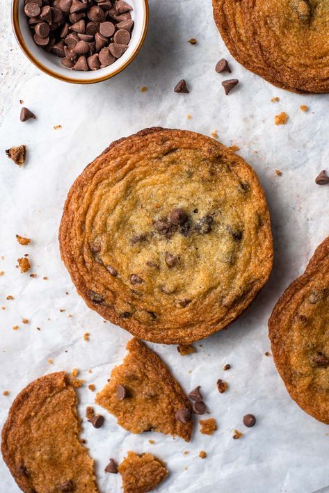 The Brown Sugar Chocolate Chip Cookies are made with light brown sugar, butter, and chocolate chips. They're super easy to whip up and so delicious! Brown Sugar Chocolate Chip Cookies, Cookies Video, Crispy Chocolate Chip Cookies, Brown Sugar Butter, Best Holiday Cookies, Cookie Brownie Recipe, Brown Sugar Cookies, The Cookie Rookie, Cookie Rookie