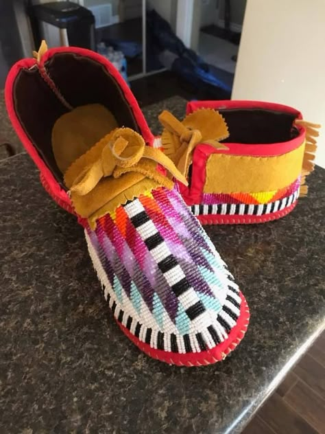 Beaded Moccasins Pattern, Regalia Beadwork, Native Moccasins, How To Make Moccasins, Moccasin Patterns, Powwow Beadwork, Powwow Outfits, Baby Moccasin Pattern, Hair Down Styles