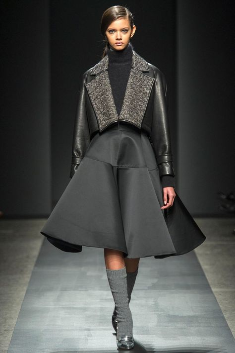 Skirt Inspiration, School Uniform Fashion, Ports 1961, Fashion Week Runway, Fashion Shows, Latest Fashion Clothes, Milan Fashion Week, Flare Skirt, Autumn Winter Fashion