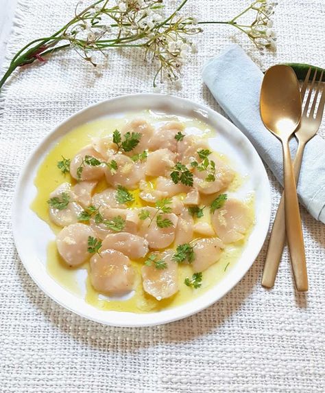 Carpaccio Saint Jacques, Dinner Party Recipes, Saint Jacques, Wedding Menu, Wonton Soup, Food Food, Cheeseburger Chowder, Party Food, Dinner Party