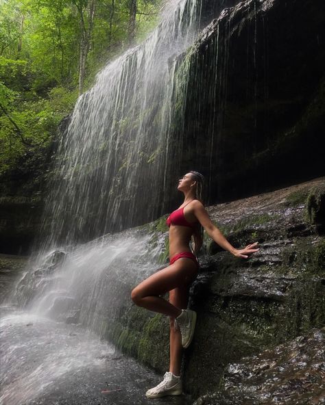 Water Falls Outfit Ideas, Hiking Waterfall Outfits, Waterfall Photo Shoot Ideas, Water Falls Photoshoot, Waterfall Photoshoot Black Women, Waterfalls Pose Ideas, Waterfall Photoshoot Models, Water Fall Pictures Ideas, Waterfall Shoot Ideas