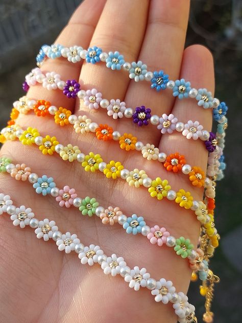 MutlucesniHandmade - Etsy Small Bead Bracelets Ideas Flower, Beaded Bracelets Patterns, Daisy Gifts, Daisy Bracelets, Spring Bracelets, Daisy Flower Bracelet, Daisy Chain Bracelet, Flower Beaded Bracelet, Beaded Flower Bracelet