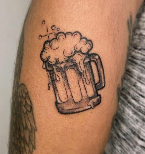 Beer Flash Tattoo, Cerveza Tattoo, Beer Tattoo Ideas, Bro Tattoos, Beer Tattoo, Tattoos Masculinas, Beer Tattoos, Black Skull Tattoo, Bottle Tattoo