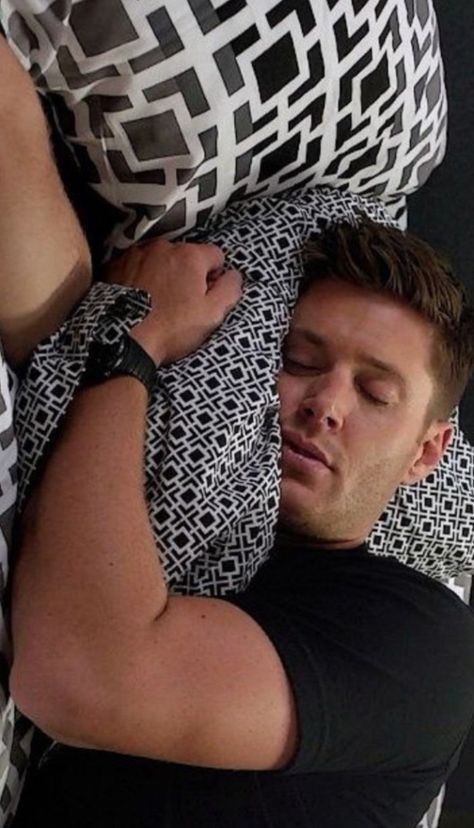 Kiara Lion King, Supernatural Fanfiction, Jesen Ackles, Supernatural Wallpaper, Supernatural Pictures, Supernatural Jensen, Supernatural Dean Winchester, Winchester Supernatural, Winchester Boys