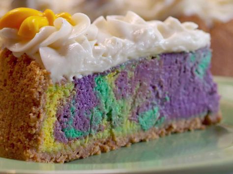 King Cake Cheesecake recipe from Southern Fried Road Trip via Food Network King Cake Cheesecake Recipe, Louisiana Desserts, King Cake Cheesecake, King Cakes, King Cake Recipe, Mardi Gras King Cake, Mardi Gras Food, Road Trip Food, Cajun Food