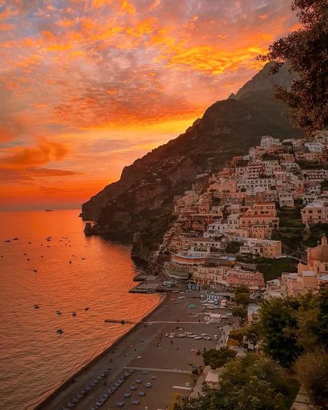 ITALY | The sunset in Positano is one of the most beautiful in the world | Facebook Ancient Underground City, Italy Sunset, Amalfi Italy, Christmas Destinations, Underground Cities, Breathtaking Places, Winter Sunset, Sunset Landscape, Ocean Sunset Photography