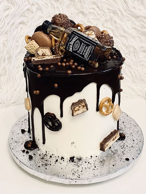 Bolo Jack Daniels, Jack Daniels Cake, Simple Birthday Cake Designs, Liquor Cake, Cake Designs For Boy, Elegant Cake Design, Alcohol Cake, Chocolate Cake Designs, Dad Birthday Cakes