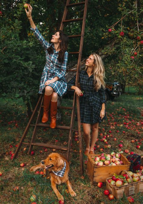 Picking Season - Classy Girls Wear Pearls Sara Vickers, Flannel Dresses, Farmer Fashion, Barbie Pets, Country Couture, Fall Photoshoot Ideas, Apple Costume, Apple Picking Outfit, Portret Feminin