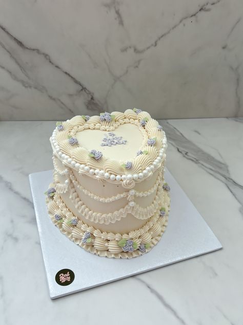 Ivory beige vintage heart cake with purple rosettes for an anniversary Vintage Anniversary Cake, Cakes For Anniversary, Purple Vintage Cake, Vintage Cake Design, Beige Cake, Vintage Heart Cake, Anniversary Cake Designs, Purple Cake, Bento Cakes