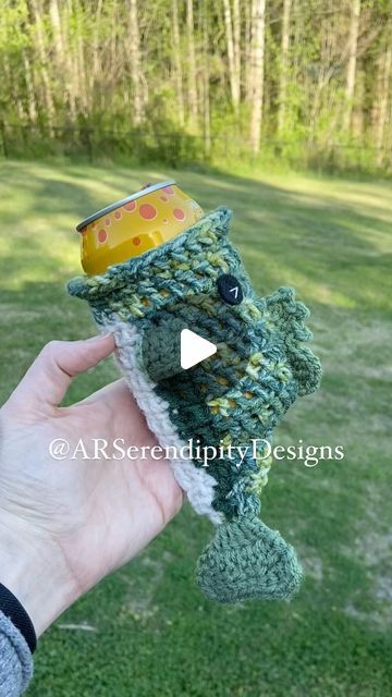 Serendipity Designs by Amanda Ray on Instagram: "These are so much fun to make! I can’t wait to see what you all do with the pattern 🥰   Largemouth Bass Can Cozy pattern is available in my Ravelry & Estys shop - link in my bio!  #bassfishing #bass #fishing #largemouthbass #creekvibes #rivervibes #fishingvibes #cancozy #crackoneopen #novelty #gift #fathersday #mothersday #fishingenthusiast" Novelty Crochet Patterns, Bass Crochet Pattern Free, Can Cozy Crochet, Crochet Fishing Rod Free Pattern, Crochet Fish Can Cozy, Crochet Can Cozy, Catfish Crochet, Crochet Fishing, Fishing Crochet