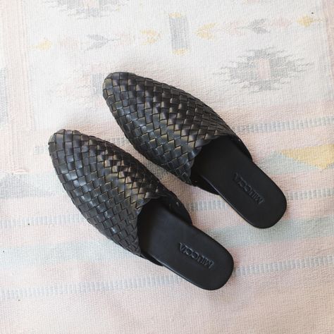 Cool High Heels, Structured Fashion, Woven Mules, Womens Loafers, Scandinavian Fashion, Pointed Toe Flats, Black Hand, Leather Mules, Womens Size Chart