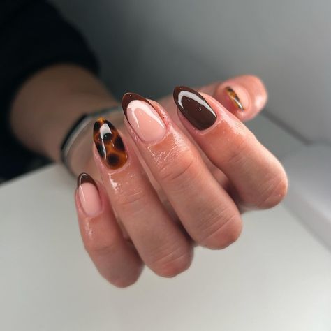 BY BELLE 🍒🫶🏽🫧 | Coffee bean & tortie 🐢🍂☕️ @paintmeprettybyaleasha Coffee bean Hot toddy Black puddin @glossifyofficial Nude builder . . #nails… | Instagram Latte Art Nails, Hot Toddy, Latte Art, Smell Good, Nail Art, Nails