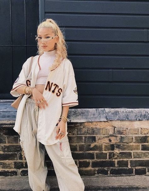 Baseball Jersey Outfit Women, Baseball Jersey Outfit, Comfy Jeans Outfit, Hiphop Style, Alt Outfits, Tommy John, Baseball Outfit, Trendy Outfits For Teens, Jersey Outfit