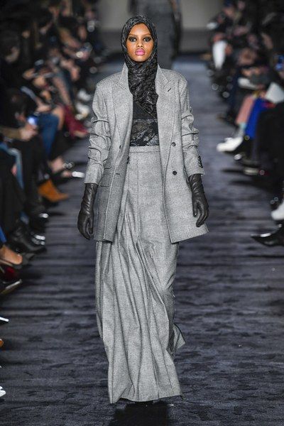 The complete Max Mara Fall 2018 Ready-to-Wear fashion show now on Vogue Runway. Olsen Fashion, Modest Chic, Runway Inspiration, Couture Style, Winter 22, Fashion Week 2018, Sky Wallpaper, Hijabi Style, Current Fashion