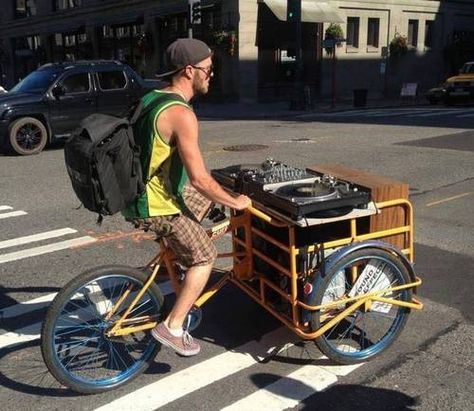 Bike Dj Dj Art, Dj Setup, Sound Systems, Dj Booth, Diy Speakers, Dj Gear, Music Man, Music Images, Record Players