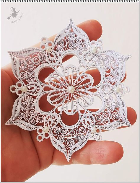 Free Quilling Patterns, Quilling Flower Designs, Paper Quilling Cards, Origami And Quilling, Paper Quilling Jewelry, Quilling Work, Toilet Paper Crafts, Quilling Christmas, Paper Quilling Patterns