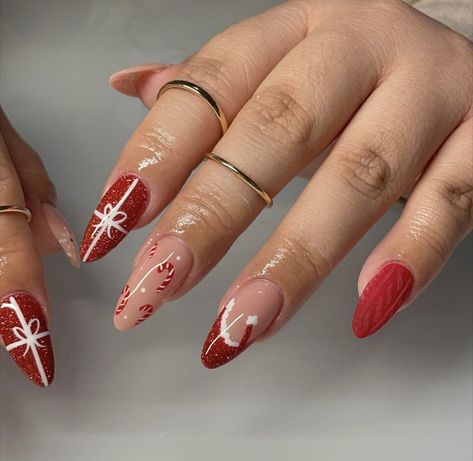 Christmas Present Nails, Nail Noel, Santa Nails, December Nails, Red Christmas Nails, Christmas Gel Nails, Almond Acrylic Nails, Christmas Nails Acrylic, Nagel Inspo