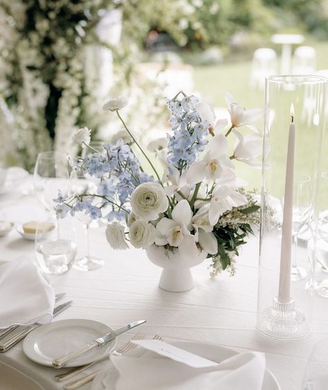 Simple Garden Theme Wedding, Wedding Florals Blue And White, White And Blue Floral Centerpieces, Elegant Wedding Flower Arrangements, White And Blue Wedding Centerpieces, Moody Blue Wedding, Round Wedding Table Decorations, Blue Toile Wedding, Micro Ceremony